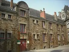 L'ancienne gendarmerie derrière la galerie.