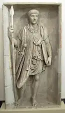 Légionnaire romain. Début du IIe&nbsp;siècle de notre ère. Marbre, H. 159&nbsp;cm. Découvert à Pouzzoles, Italie.