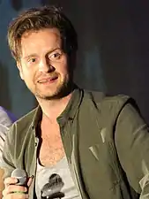 Andrew Gower&nbsp;(en) interprète Charles Stuart