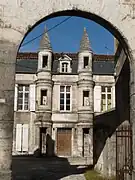 Ancien hôtel particulier, rue de Paris.