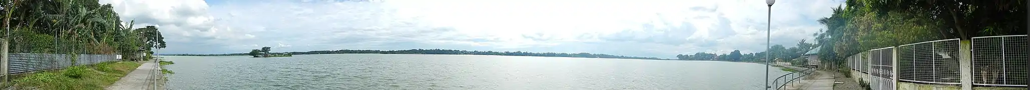 Panorama à 180° depuis San Rafael, montrant le lac créé par le barrage de Bustos&nbsp;(en).