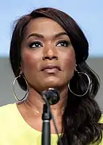 Angela Bassett interprète Sergent Athena Grant