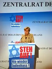 Angela Merkel, prononçant un discours dénonçant l'antisémitisme (14 septembre 2014)