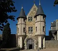 Châtelet, vue extérieure de la cour seigneuriale.