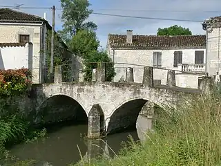 Pont médiéval à Angles.