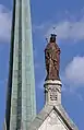 La statue de la Vierge.