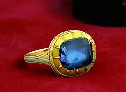 Anneau cardinalice aux armes de Léon XII, vue du chaton serti d'un saphir. MO Domenico Arcieri, Rome vers 1825.