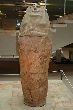 Cercueil d'argile anthropoïde, daté de l'âge du bronze (XIVe et XIIe&nbsp;siècles), découvert sur la péninsule du Sinaï à Dier-el-Balach (Hecht Museum, Université de Haifa, Israël).