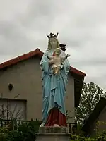 Statue de la vierge et son enfant.