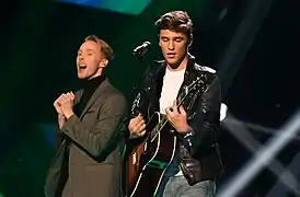 Anton Hagman, interprétant Kiss You Goodbye.