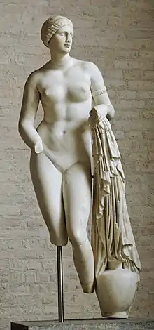 Aphrodite Braschi, copie libre (Ier&nbsp;siècle&nbsp;av. J.-C.) d'une statue votive de Praxitèle à Cnide (du type de l'Aphrodite de Cnide), vers 350-340 av. J.-C., Glyptothèque de Munich.