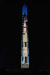 Image d'une fusée projetée sur un monument.