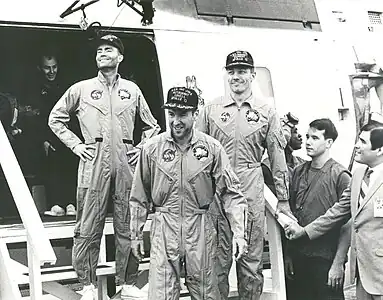 Haise, Lovell et Swigert débarquant sur le navire d’assaut amphibie, USS&nbsp;Iwo Jima&nbsp;(LPH-2).