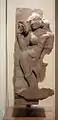 Apsara au miroir, dans la pose en triple flexion : tribhanga. Lourdes parures au cou et aux oreilles, ceinture de joyaux sur dhoti transparente. Khajurâho, Xe – XIe&nbsp;siècle. Grès rose. H. 58&nbsp;cm. Inde du Nord
