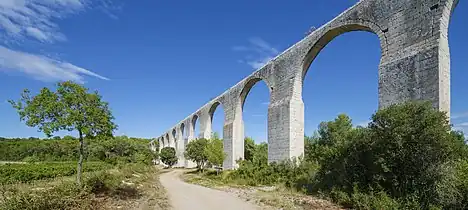 Aqueduc alimentant le château de Castries.