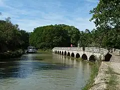 L'épanchoir de l'Argent-Double sur le canal du Midi.