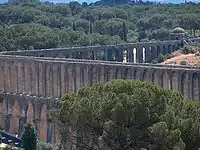Aqueduc des Pegões : canal, virage, édifice de décantation