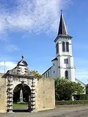 La porte de l'Abbaye et l'église Saint-Vincent.