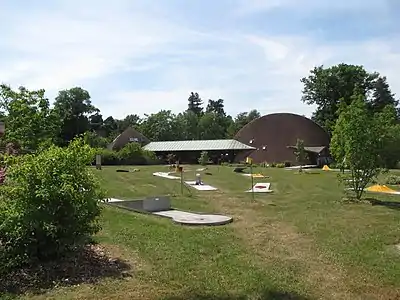 Le bâtiment d'accueil et le mini-golf.