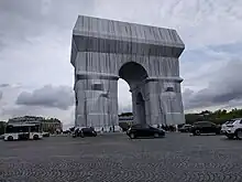 "L'Arc de Triomphe, emballé" par Cristo, vu depuis la Place Charles-de-Gaulle