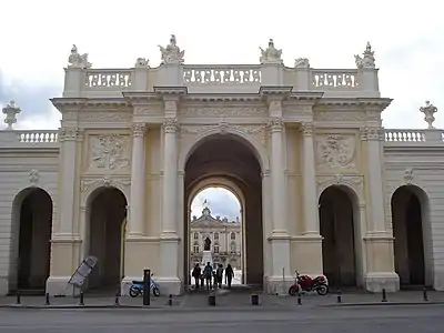 Face nord de l'arc Héré (côté place de la Carrière).