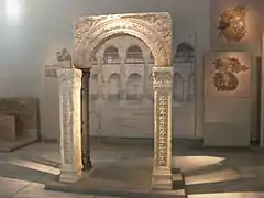 Arcature et piliers issue de l'église Saint Démétrios de Thessalonique, Ve et VIe&nbsp;siècles. Musée de la culture byzantine.