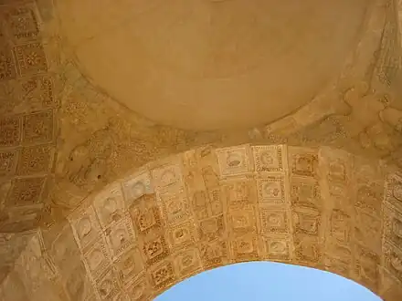 Pendentifs antiques romains, sculptés d'aigles impériales en relief, portant la petite coupole de l'arc de Septime Sévère à Leptis Magna (Libye), un arc de triomphe de type tétrapyle datant du IIe&nbsp;siècle.