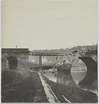 Arche détruite lors de la Commune de Paris. Photographie d'Hippolyte Blancard conservée au musée Carnavalet.