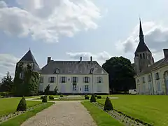 Vue d'ensemble avec le parc du château au premier plan et la seconde tour restante sur la gauche.