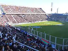 Un stade rempli de gens.