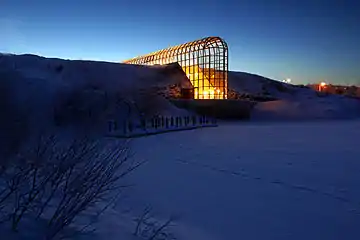 Vue depuis le nord-est, en hiver.Au premier plan, la rivière Ounasjoki