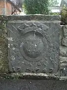 Pierre aux armes sculptés