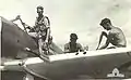Armement d'un avion du No. 4 Squadron RAAF en 1944 durant la campagne de Nouvelle-Guinée, on distingue un des deux canons de 20&nbsp;mm et les mitrailleuses dans l'aile.