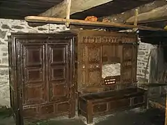 Armoire du XVIIIe&nbsp;siècle, lit-clos et banc-coffre de la maison Cornec à Saint-Rivoal dans le Finistère