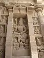 Mur ouest de la chapelle centrale, face Sud. Harihara, Vishnu-Shiva, dans la pose, exceptionnelle voire unique pour Harihara, dite lalitasana