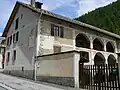 Une maison-ferme dans le bourg.