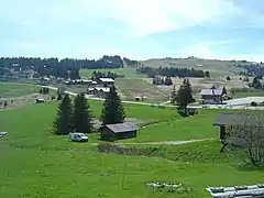 Début de l’ascension depuis le bas de la station des Saisies. Vue sur le signal de Bisanne (1&nbsp;941&nbsp;m) plus haut à droite