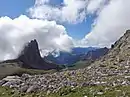 Vue du Cheval Blanc (dans les nuages) depuis la face nord du mont Thabor.