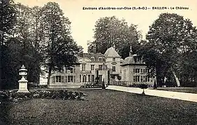 Le château de Baillon au début du XXe&nbsp;siècle, côté est. À gauche et à droite de la grille, les pavillons, situés en fait à une dizaine de mètres du bâtiment principal.