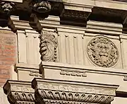 Assézat : détail du portail.
