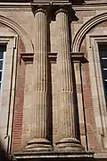 Assézat : colonnes cannelées et rudentées.