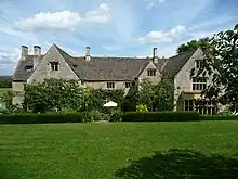 photographie en couleur du bâtiment et de son jardin.