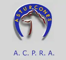 Logo représentant un fer à cheval bleu entourant une tête stylisée rouge de poney; le texte « ASTURCONES » est écrit en jaune sur le fer à cheval et « A.C.P.R.A. » est écrit en bleu sous le fer.