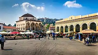 La station de métro (droite) et la mosquée Tzistarakis (gauche), avant la rénovation de la place en 2008.