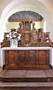 Maître-autel avec un retable en noyer du XVIIIe&nbsp;siècle.