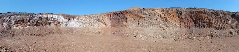 Le terril no&nbsp;23, 3 d'Auchel ancien Ouest, de la fosse no&nbsp;3 - 3 bis - 3 ter des mines de Marles, est exploité pour ses schistes rouges.