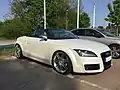 Audi TT roadster avec le toit ouvert