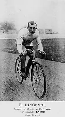 Photographie noir et blanc d'un homme à bicyclette (Augustin Ringeval).
