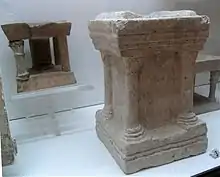 Vue d'une collection de petits meubles en pierre.