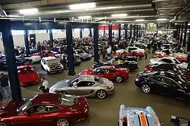 Auto-Enchères dans une halle du rez.